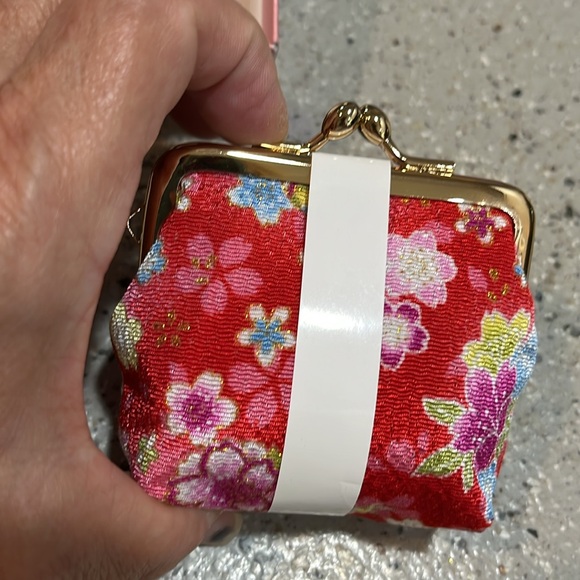 JAPANESE BRAND MOMO BROS. FLORAL BLOSSOMS COIN PURSE RED MULTI NEW IN BOX - Picture 3 of 9